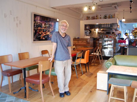 絵やオブジェなどアーティストの作品を展示している「cafe Liaison」の店内
