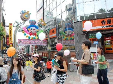 風船を持って原宿・表参道を歩くエコイベント「まち歩き・風歩き・いきもの歩き」が開催される。写真＝前回の様子
