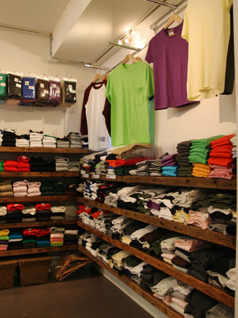 無地Ｔシャツ専門店「Tshirt.co.jp shop」の店内。Tシャツを中心に国内外の約20ブランドをそろえる
