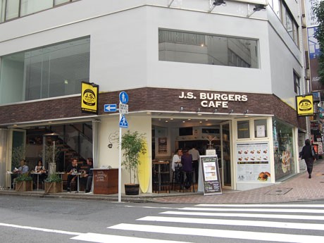 サーフボードやオリーブの木を飾るなど「西海岸の雰囲気」に仕上げたという「J.S.BURGERS CAFE」の外観