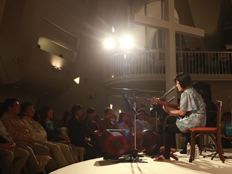 昨年の会場風景。今年も出演が決定しているボサノバデュオ「naomi＆goro」（原宿教会で）