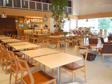 コーヒー「ネスカフェ」のカフェ「カフェ ネスカフェ 原宿」の店内。仕事やグループなど各シチュエーションに対応するよう異なる家具を置いた