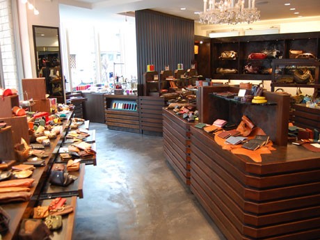 レザーグッズ店「carcur表参道店」。小銭入れやブックカバー、バッグなどのレザーグッズを販売するほかオーダーメードも受け付ける