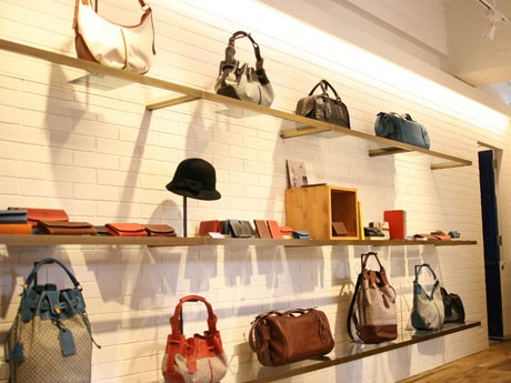 レザーグッズ店「Efilose」（写真＝店内）では「タンニンなめし」の革を使ったバッグや小物などをそろえる