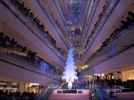 表参道ヒルズのクリスマスイベントが始まった。大階段のクリスマスツリー前で開かれた倉木麻衣さんのライブの様子