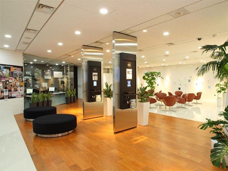 南青山・外苑西通り沿いのUSEN新本社にオープンした「USEN MUSIC GARDEN」。音楽番組の試聴ブースやアーティストのサインの展示などを行う