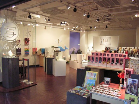 渋谷パルコ「ロゴスギャラリー」でファッションドール「momoko」展が開催中。店内には10か所以上の撮影スペースなどを用意する