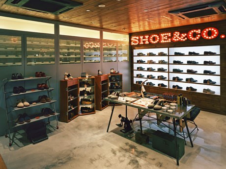 リーガルの新コンセプトショップ「REGAL Shoe&Co.」（写真＝内観）ではストリートブランドとのダブルネームコレクションなどを扱う