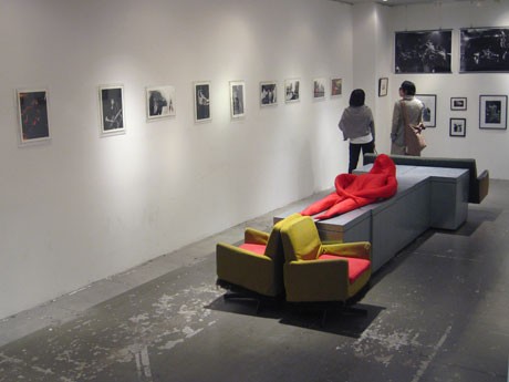 恵比寿でロックバンド「ゆらゆら帝国」の写真展が開催。ライブ写真をはじめ「オフショット」などが並ぶ
