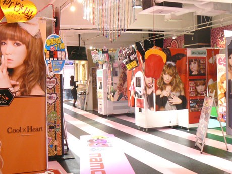 「SHIBUYA109」裏手にオープンしたプリントシール機専門店「エグナム」。「egg」モデルと撮影できるオリジナルプリントシール機などを設置する