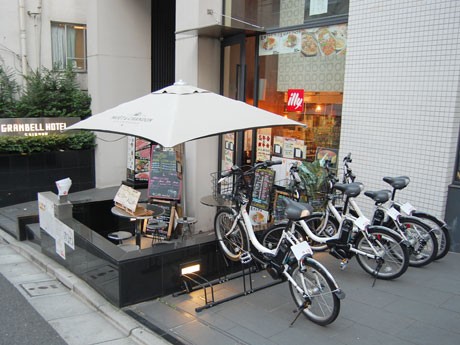 「cogicogi」サービスのエリア内にある飲食店や商業施設などに設置したポート（写真＝渋谷グランベルホテル前）