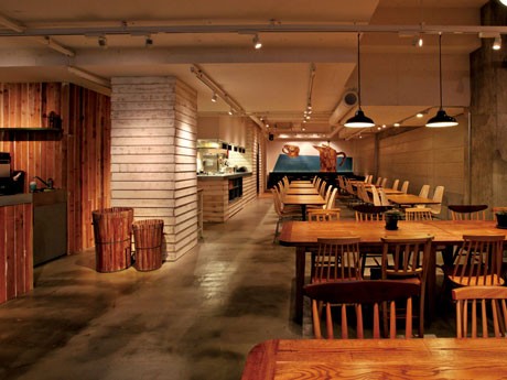自然素材を生かした内装や家具で仕上げたという「CAFE PARK」の店内　写真＝Ono Tadashi/Hot Lens