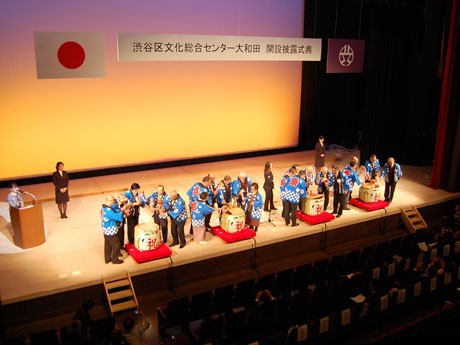 「渋谷区文化総合センター大和田」がオープンした。写真＝桑原敏武渋谷区長ら20人以上で行った鏡開きの様子