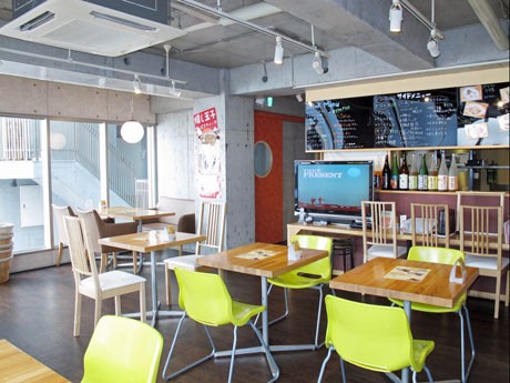 女性をターゲットにした麺料理を中心に扱う「（麺）ハレノヒ」の店内