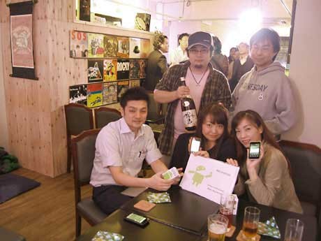 毎週月曜日限定でオープンする「Bar Android」。kabayan（右上）など友人5人が運営する
