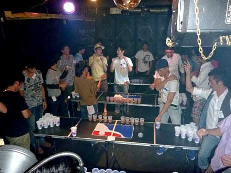 渋谷のバーで月1回行われている「日本ビアポン協会」による大会の様子