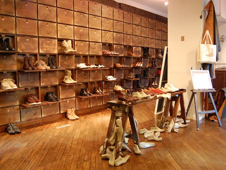 期間限定店「Archidoom Since 1996 by MIHARAYASUHIRO」（写真＝店内）では今季のコレクションなど靴のみをそろえる