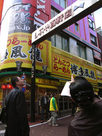 写真を撮るワークショップでロケハンを行う参加者ら（山口敦さん撮影）
