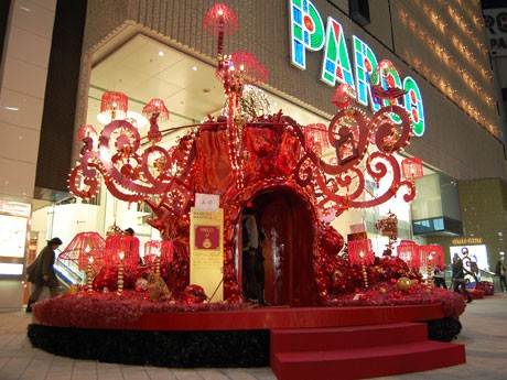 渋谷エリアの各所でもイルミネーションが続々と点灯。渋谷パルコ前にはコスメブランド「マジョリカ マジョルカ」とコラボしたツリーが登場