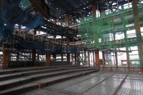 「渋谷ヒカリエ」内で5層にわたる吹き抜けが特徴のミュージカル劇場「シアターオーブ」建設現場