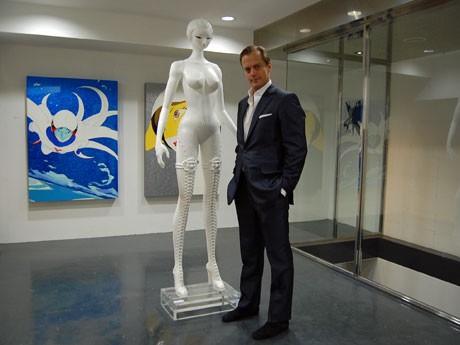 香港発ギャラリー「ART STATEMENTS」の内観（写真はオーナーのドミニク・ペレゴさん）