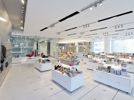 「中身は自分で決める！」福袋を初めて販売する「MoMA Design Store」の店内
