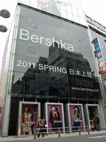 日本初上陸となる「ベルシュカ」が1階〜4階に出店し、全面改装に踏み切る「ゼロゲート」外観