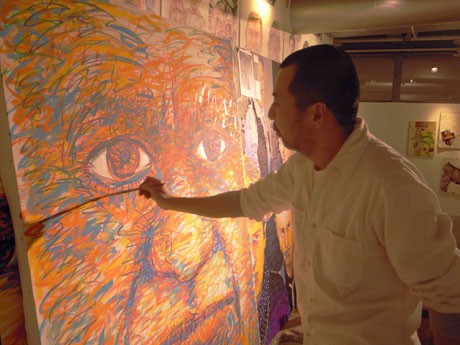 会場では下田さんがピカソのポートレートを描くライブペイントも