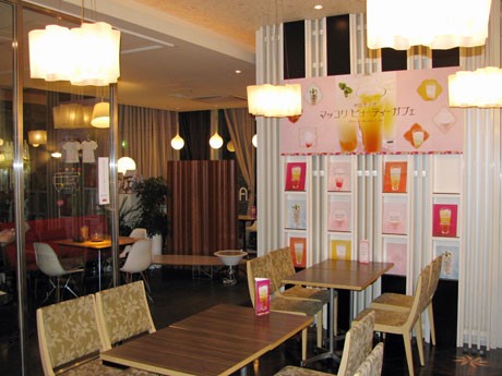 期間限定でオープンしている「マッコリビューティカフェ」（写真＝店内）ではマッコリを果汁などで割ったカクテルを提供する