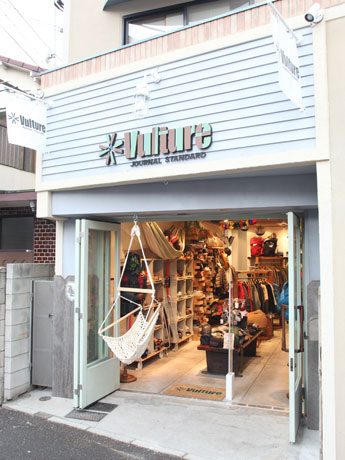 キャットストリート沿いにオープンした「Vulture JOURNAL STANDARD」（写真＝外観）では特定のジャンルに縛られない「自由なミックス感」を提案する