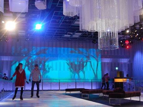 昨年に続き登場した「表参道スケーティングシアター」（写真＝場内）では表参道をイメージした絵像を映し出す