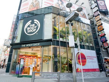 渋谷にオープンした「ザ・ボディショップ」の旗艦店（写真＝外観）では国内初のフェーシャルトリートメントブースを設ける