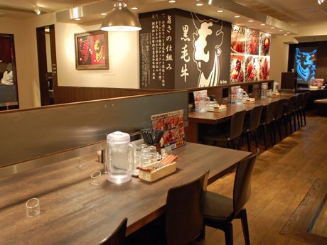 「お肉だヨ！バクテキ渋谷1st店」（写真＝店内）ではステーキやハンバーグなど肉料理を「低価格」で提供する
