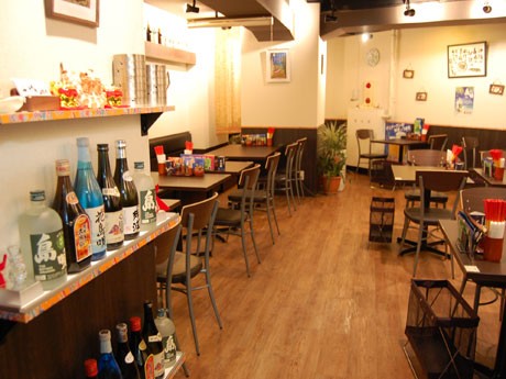 「沖縄食堂 やんばる渋谷店」（写真＝店内地下1階）では沖縄の定番料理各種を「低価格」で提供する