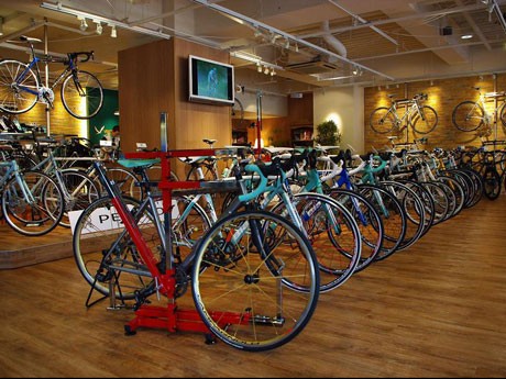 自転車のセレクトショップ「VELO & Oxygen AOYAMA」（写真＝店内）では「ビアンキ」など欧州ブランドをそろえる