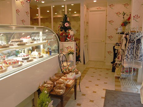 エントランス付近でアパレルや雑貨を扱うセレクトショップも展開する店内