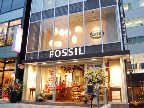 初のレディス専門店となる「フォッシル原宿明治通り店」の外観