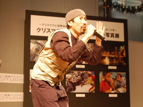 初日には、小学生20人を招きトークショー（写真）も。独特な語り口で「世界中が平和になれば」と話した