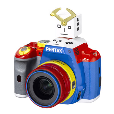 赤や青、黄色を配色した「PENTAX k-r コレジャナイロボモデル」。コレジャナイロボの頭部仕様の「ストロボギャンセラー」も付属する