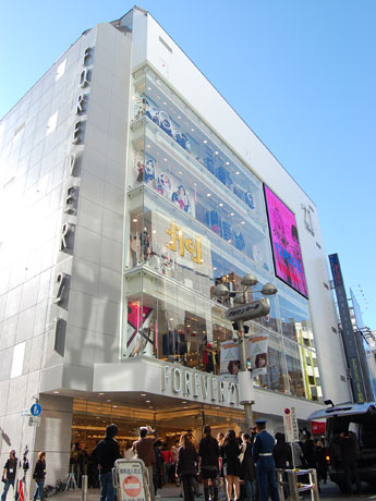 HMV跡にオープンした米ロサンゼルス発のファストファッションブランド「FOREVER21渋谷店」の外観