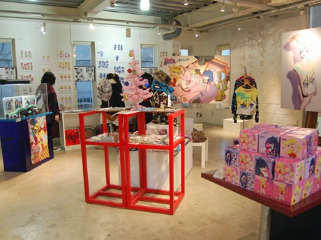 アニメの原画や絵コンテ、「ブリーフ」と「ガーターベルト」の顔をくりぬいた「顔ハメ看板」などがディスプレーされた「galaxxxy in Hi-Fi」の店内&copy;2010GAINAX/GEEKS