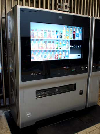 タッチパネルディスプレーを備えた「次世代自販機」は利用客の年齢や性別などに合わせ「おすすめ」商品を提案する