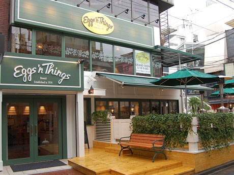 国内1号店として注目を集めた原宿のハワイ発パンケーキカフェ「エグスンシングス 原宿店」外観