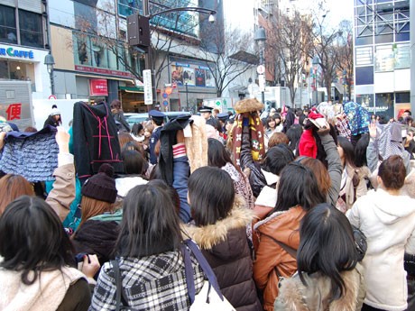SHIBUYA109の「初売り」には若い女性をはじめ多くの買い物客が殺到。エントランス付近では購入した商品をその場で「交換」し合う「福袋交換会」も