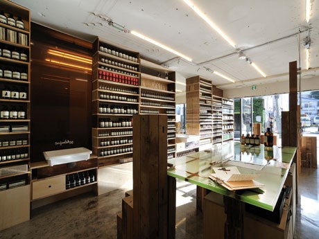 国内初の路面店となる「イソップ青山店」（写真＝店内）では木造家屋の廃材から作った戸棚などをディスプレー