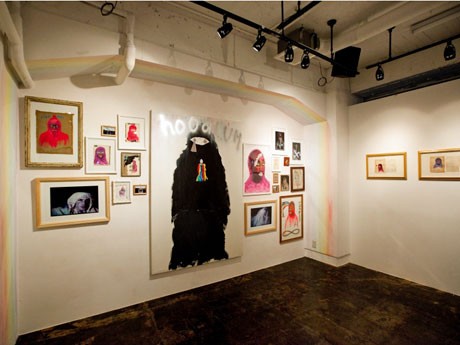 フリーキー・ポップ・デュオ「CocoRosie」のメンバーでもあるビアンカ・キャサディさんの国内初個展「HOOD LUM（apres nori）」（写真＝会場の様子）