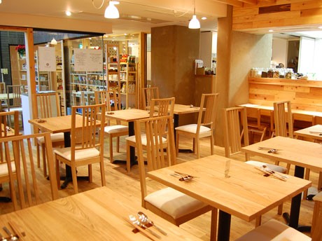 レストランのほかショップや料理教室を併設する「earth art cafe AOYAMA」の店内