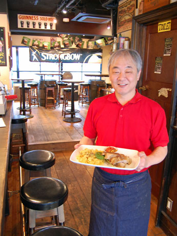 店は夜営業のアイリッシュパブのランチ時間を利用し営業。写真はオーナーの宮林岳史さん