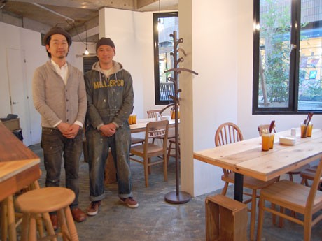 店頭で野菜販売も行うレストラン「南青山野菜基地の中通寛記さん（左）と野菜市「太郎市」を開く山尾太郎さん（右）