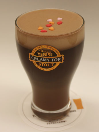 黒ビールとチョコレートドリンクをベースにしたビアカクテル「ショコラ マジック」（400円）